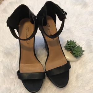 NWOT Breckelle’s platform wedge